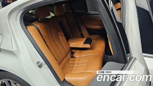 BMW 5-Series 2018 — photo 11