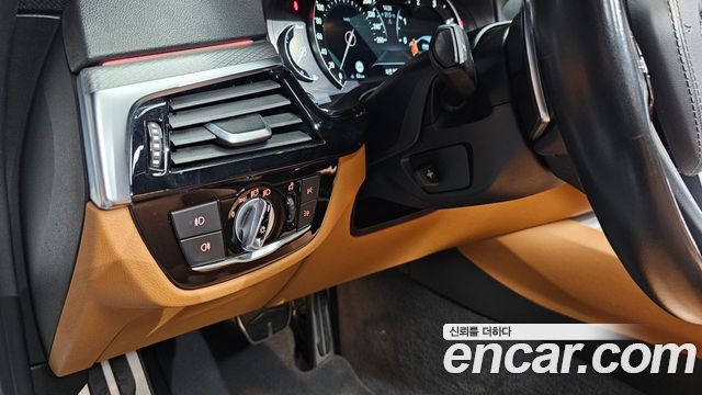 BMW 5-Series 2018 — photo 16