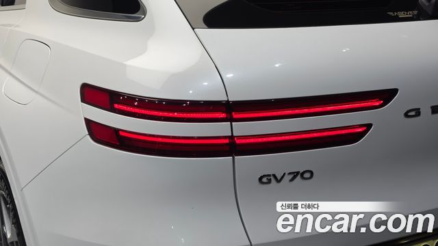 Genesis GV70 2023 — photo 9