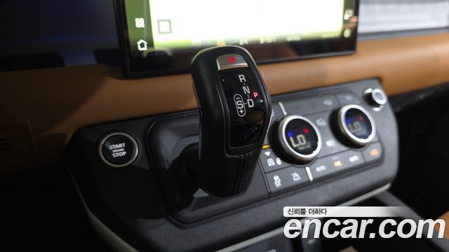 Land Rover Defender 2023 — photo 12