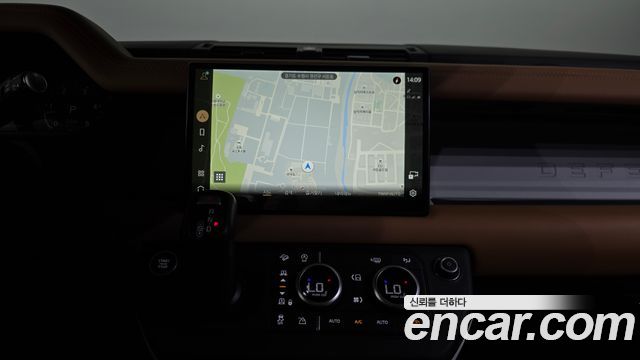 Land Rover Defender 2023 — photo 20