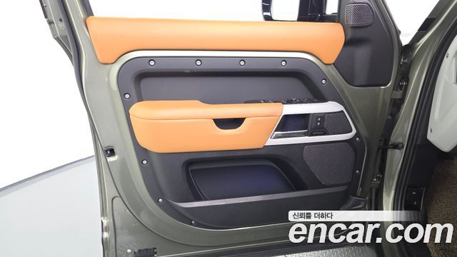 Land Rover Defender 2023 — photo 14