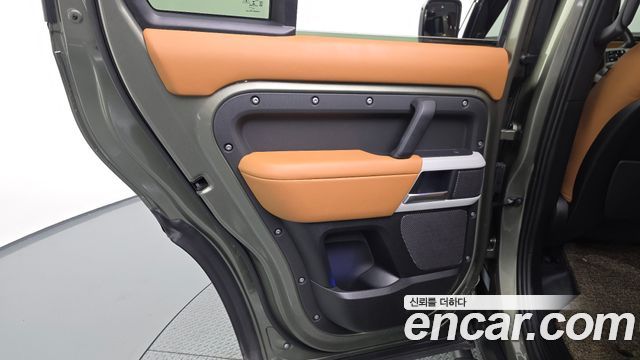Land Rover Defender 2023 — photo 15