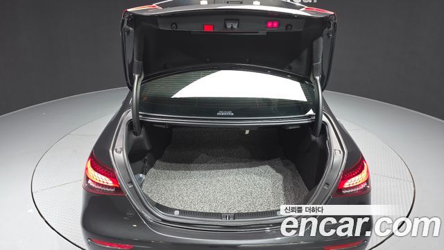 Mercedes-Benz E-Class 2021 — photo 26