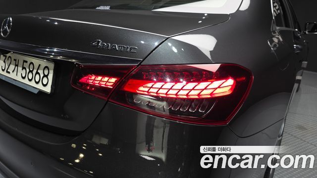Mercedes-Benz E-Class 2021 — photo 9