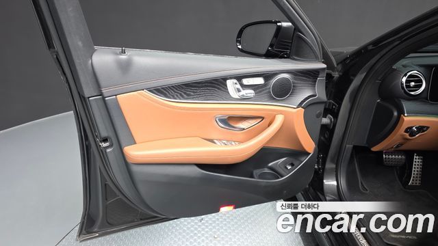 Mercedes-Benz E-Class 2021 — photo 14