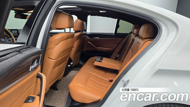 BMW 5-Series 2017 — photo 17