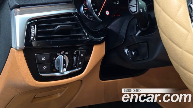 BMW 5-Series 2017 — photo 19