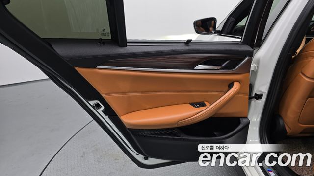 BMW 5-Series 2017 — photo 15