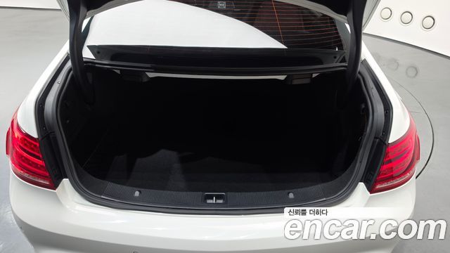 Mercedes-Benz E-Class 2017 — photo 19