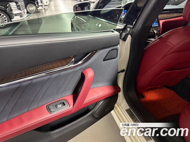 Maserati Quattroporte 2018 — photo 17