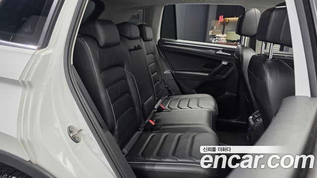 Volkswagen Tiguan 2021 — photo 18