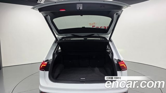 Volkswagen Tiguan 2021 — photo 26