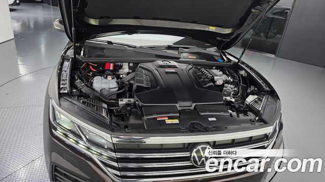 Volkswagen Touareg 2023 — photo 6