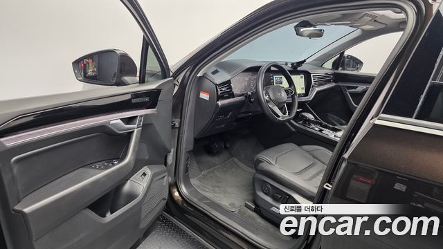 Volkswagen Touareg 2023 — photo 13