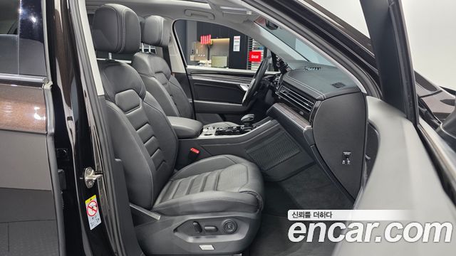 Volkswagen Touareg 2023 — photo 17