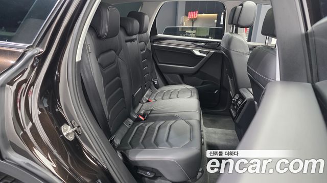 Volkswagen Touareg 2023 — photo 18