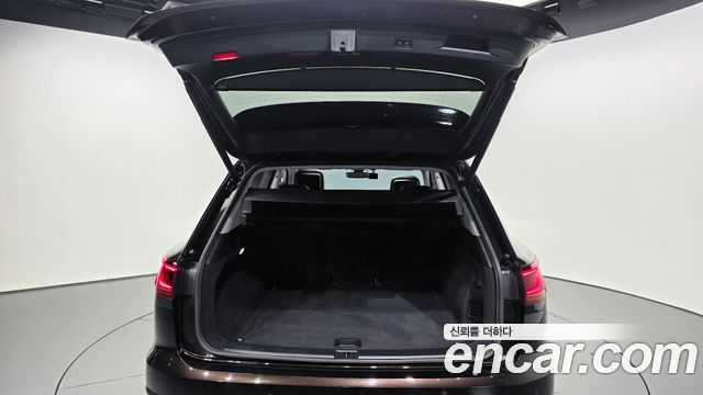 Volkswagen Touareg 2023 — photo 26