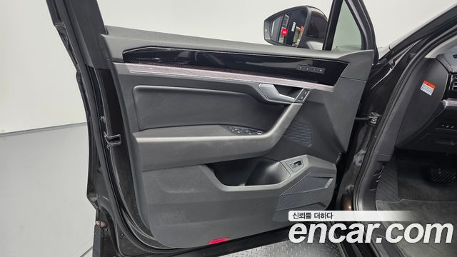 Volkswagen Touareg 2023 — photo 14