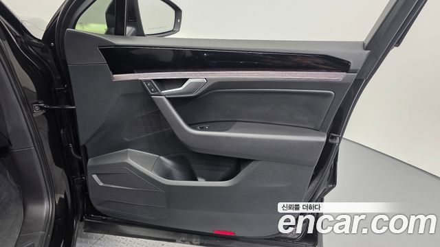 Volkswagen Touareg 2023 — photo 15