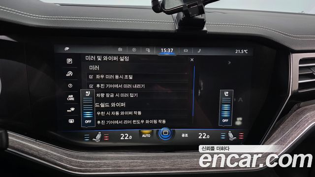 Volkswagen Touareg 2023 — photo 28