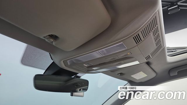 Volkswagen Touareg 2023 — photo 32