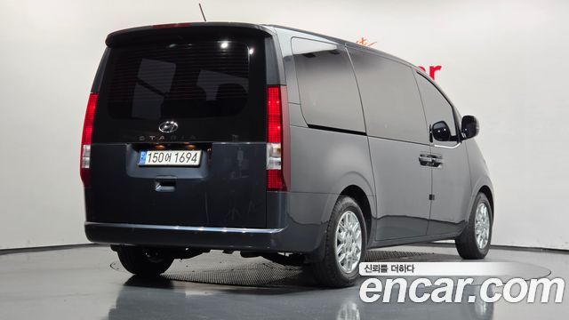 Hyundai Staria 2023 — photo 2