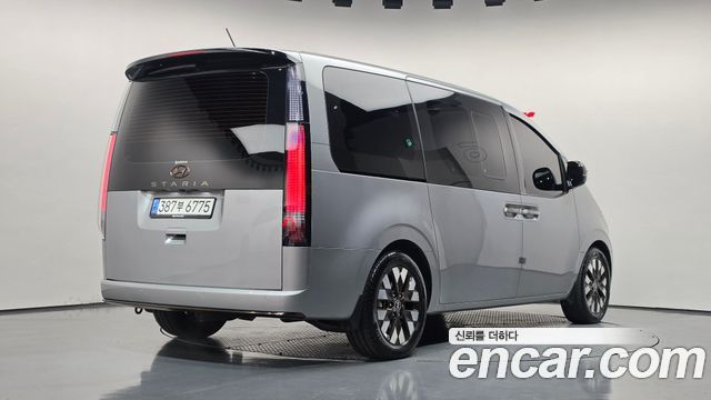 Hyundai Staria 2022 — photo 2