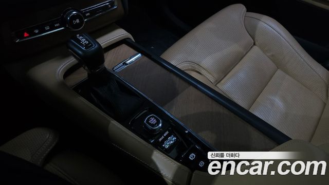 Volvo XC90 2020 — photo 12