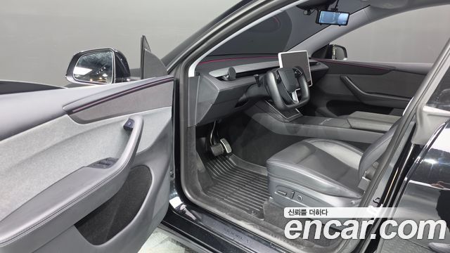 Tesla Model Y 2025 — photo 13