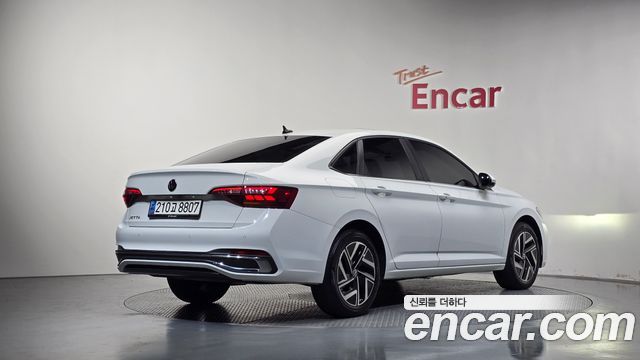 Volkswagen Jetta 2023 — photo 2
