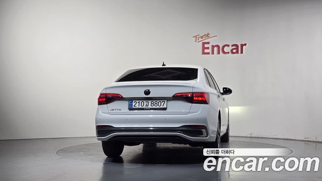 Volkswagen Jetta 2023 — photo 4