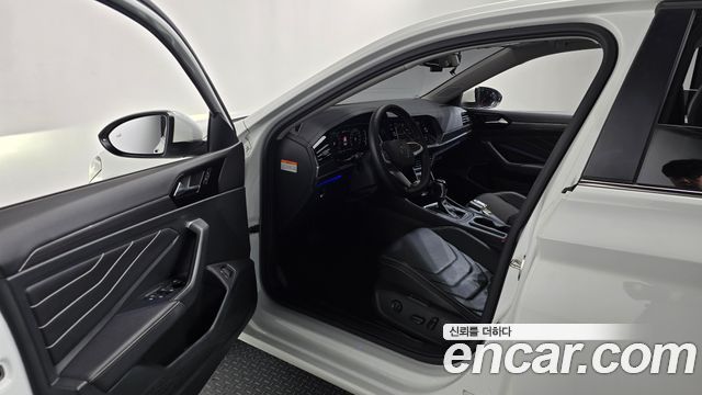 Volkswagen Jetta 2023 — photo 13