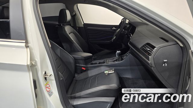 Volkswagen Jetta 2023 — photo 16