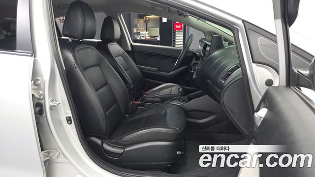 Kia K3 2013 — photo 17