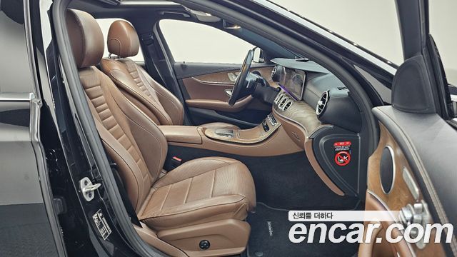 Mercedes-Benz E-Class 2021 — photo 17