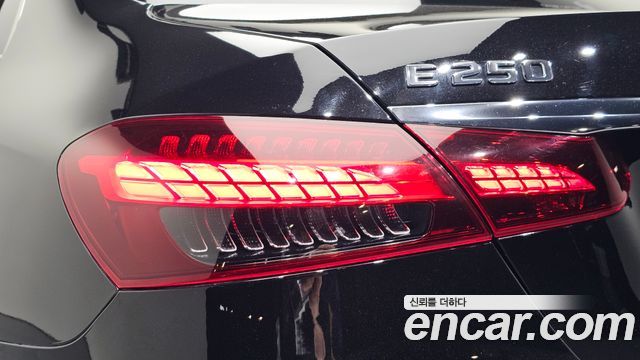 Mercedes-Benz E-Class 2021 — photo 9