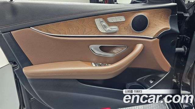 Mercedes-Benz E-Class 2021 — photo 14