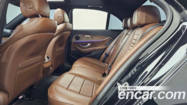 Mercedes-Benz E-Class 2021 — photo 16