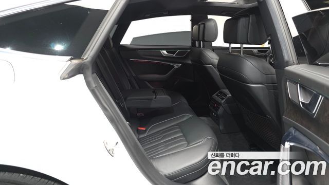 Audi A7 2020 — photo 17