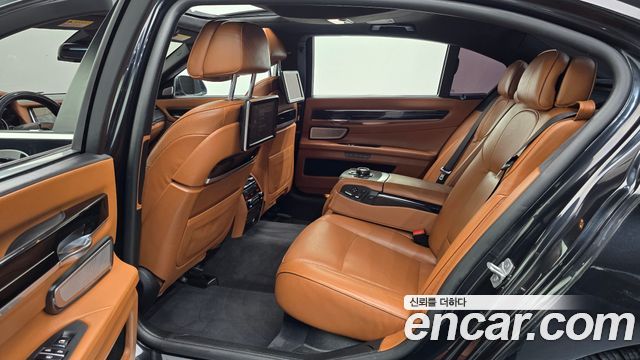 BMW 7-Series 2015 — photo 12