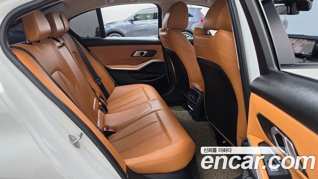 BMW 3-Series 2025 — photo 16