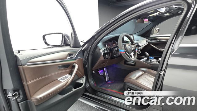 BMW 5-Series 2018 — photo 10