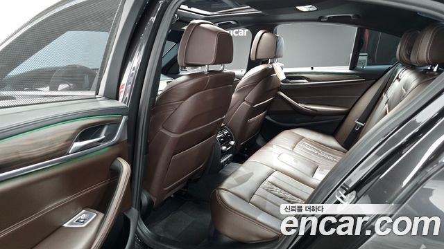 BMW 5-Series 2018 — photo 11