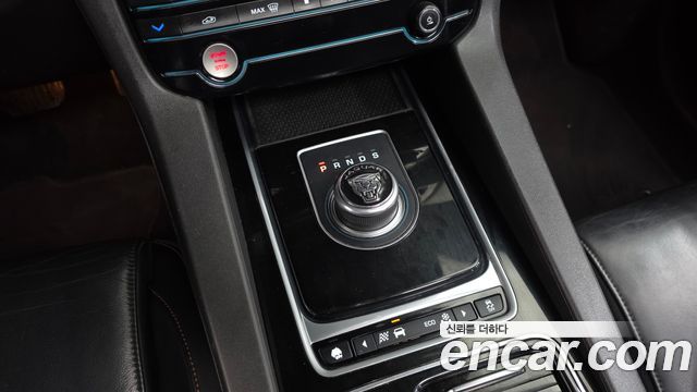 Jaguar F-PACE 2018 — photo 9