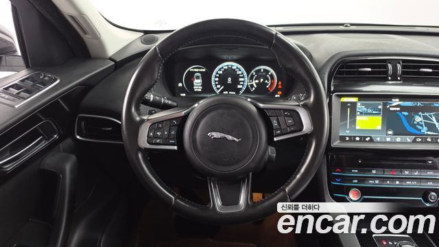 Jaguar F-PACE 2018 — photo 13