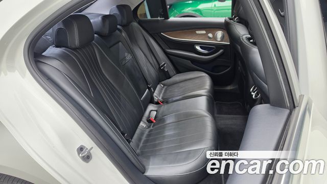 Mercedes-Benz E-Class 2019 — photo 18