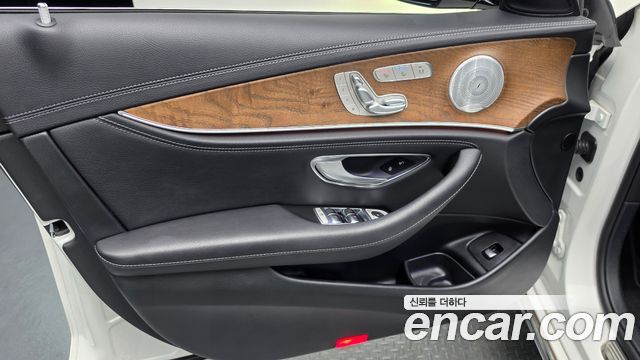 Mercedes-Benz E-Class 2019 — photo 14