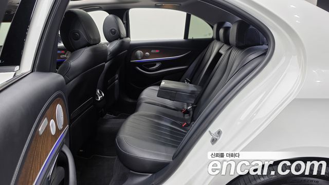 Mercedes-Benz E-Class 2019 — photo 16