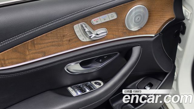 Mercedes-Benz E-Class 2019 — photo 28